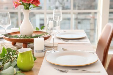 Yemek odasında çok güzel bir masa.