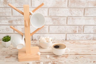 Mutfak masasında fincanları olan tutucu