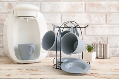 Mutfak masasında fincan ve tabakları olan tutucu.