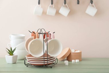 Mutfak masasında fincan ve tabakları olan tutucu.