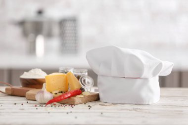 Aşçının şapkası ve ürünleri mutfaktaki masada.