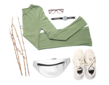 Beyaz arka planda şık kadın kıyafetleri ve aksesuarları