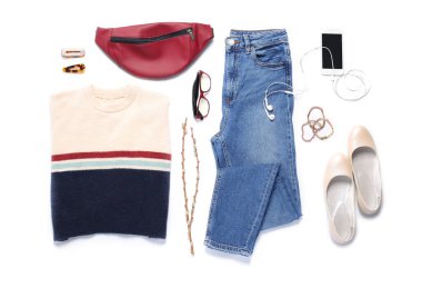 Beyaz arka planda şık kadın kıyafetleri ve aksesuarları