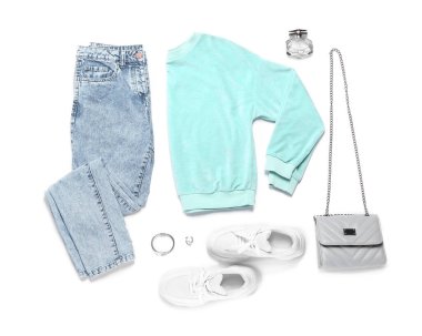 Beyaz arka planda şık kadın kıyafetleri ve aksesuarları