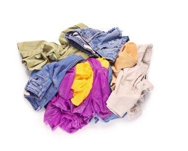 Beyaz arka planda bir yığın giysi