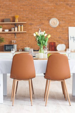 Modern yemek odasında servis edilir.