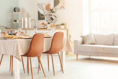 Modern yemek odasında servis edilir.