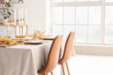 Modern yemek odasında servis edilir.