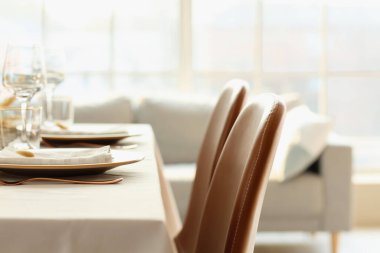 Yemek odasında çok güzel bir masa.