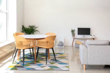 Modern stil oturma odasının içi