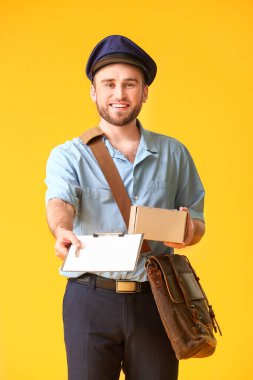 Renkli arka planda yakışıklı genç postacı