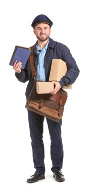 Beyaz arka planda yakışıklı bir postacı.