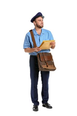 Beyaz arka planda yakışıklı bir postacı.