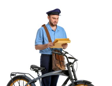 Beyaz arka planda bisikleti olan yakışıklı bir postacı.