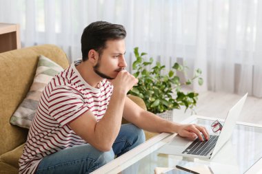 Evde çalışan serbest çalışan bir erkek.