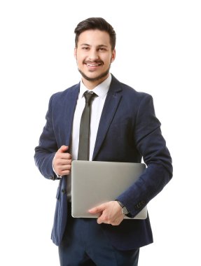 Beyaz arka planda dizüstü bilgisayarı olan yakışıklı genç bir iş adamı.