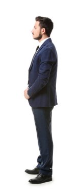 Beyaz arka plan üzerinde yakışıklı genç işadamı