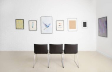 Modern sanat galerisinin içi, bulanık görünüm