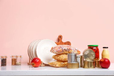 Masada farklı ürünler var. Bağış konsepti