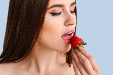 Renkli çilekli seksi genç kadın.