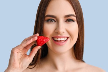 Renkli çilekli seksi genç kadın.