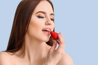 Renkli çilekli seksi genç kadın.