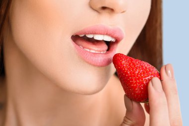 Çilekli, renkli genç kadın, yakın plan.