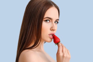 Renkli çilekli seksi genç kadın.