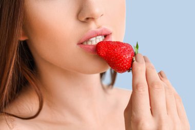 Çilekli, renkli genç kadın, yakın plan.