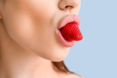 Çilekli, renkli genç kadın, yakın plan.