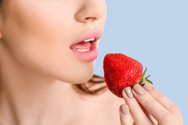 Çilekli, renkli genç kadın, yakın plan.