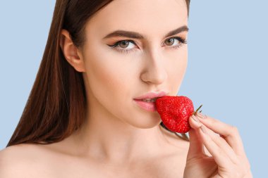 Renkli çilekli seksi genç kadın.