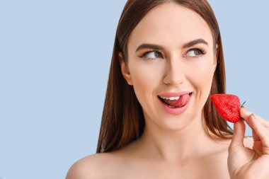 Renkli çilekli seksi genç kadın.