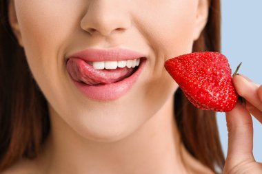 Çilekli, renkli genç kadın, yakın plan.