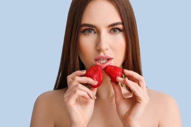 Renkli çilekli seksi genç kadın.