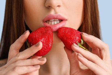 Çilekli, renkli genç kadın, yakın plan.