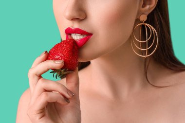 Çilekli, renkli genç kadın, yakın plan.