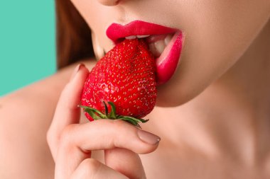 Çilekli, renkli genç kadın, yakın plan.