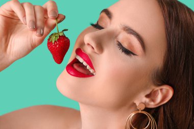 Renkli çilekli seksi genç kadın.