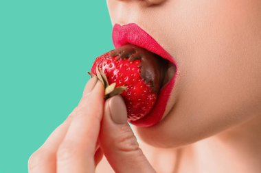 Çilekli, renkli genç kadın, yakın plan.