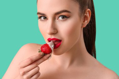 Renkli çilekli seksi genç kadın.