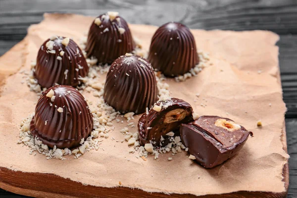 Chutné Čokoládové Bonbóny Oříšky Stole — Stock fotografie