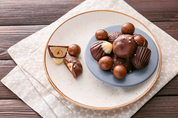 Sabrosos Caramelos Chocolate Con Nueces Mesa —  Fotos de Stock
