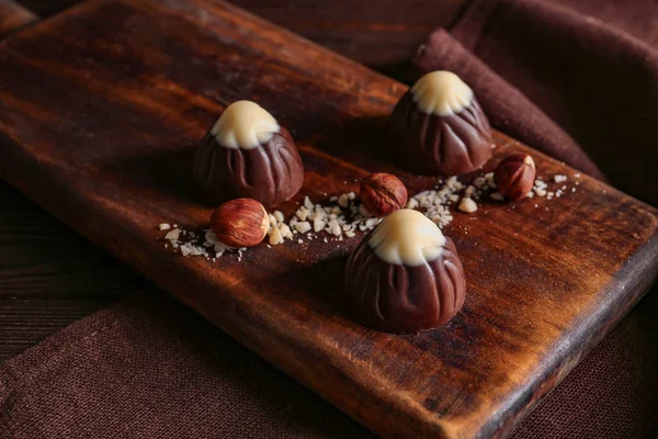 Caramelle Cioccolato Saporite Con Noci Sul Tavolo — Foto Stock