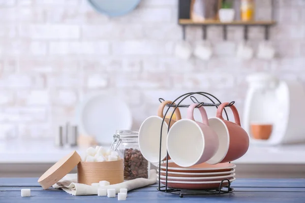 Soporte Con Vasos Platillos Mesa Cocina — Foto de Stock