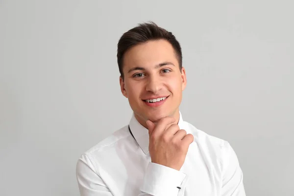 Retrato Hombre Negocios Guapo Sobre Fondo Gris — Foto de Stock