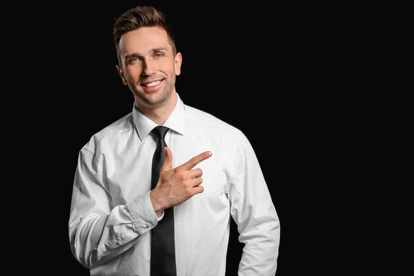 Retrato Belo Homem Negócios Mostrando Algo Fundo Escuro — Fotografia de Stock