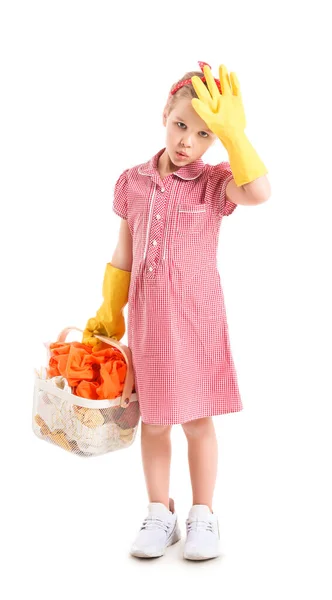 Lelah Gadis Kecil Dengan Cucian Kotor Latar Belakang Putih — Stok Foto