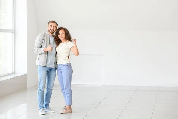 Joyeux Jeune Couple Avec Clé Dans Leur Nouvel Appartement — Photo