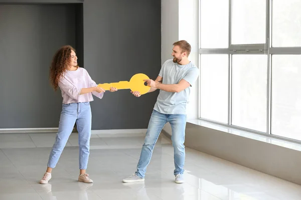 Feliz Pareja Joven Con Gran Llave Papel Nuevo Piso — Foto de Stock